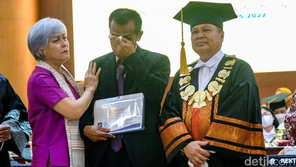 Momen Haru Sang Ayah Wakili Wisuda Brigadir Yosua di UT Tangsel