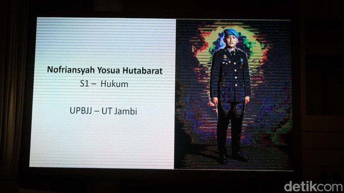 Samuel Hutabarat menangis saat mewakili wisuda anaknya, Brigadir Yosua Nofriansyah Hutabarat di Universitas Terbuka (UT) Tangsel. Begini momennya.