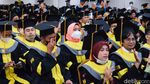 Momen Haru Sang Ayah Wakili Wisuda Brigadir Yosua di UT Tangsel