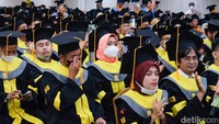 Proses wisuda Yosua berlangsung penuh haru. Wisudawan lainnya ikut bersedih. 