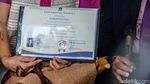 Momen Haru Sang Ayah Wakili Wisuda Brigadir Yosua di UT Tangsel