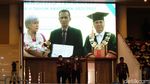 Momen Haru Sang Ayah Wakili Wisuda Brigadir Yosua di UT Tangsel