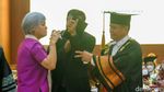 Momen Haru Sang Ayah Wakili Wisuda Brigadir Yosua di UT Tangsel
