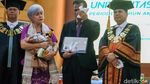 Momen Haru Sang Ayah Wakili Wisuda Brigadir Yosua di UT Tangsel