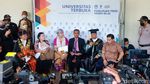 Momen Haru Sang Ayah Wakili Wisuda Brigadir Yosua di UT Tangsel