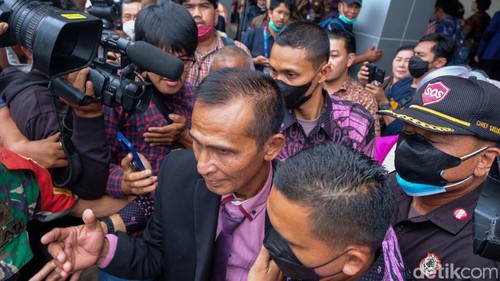 Samuel Hutabarat menangis saat mewakili wisuda anaknya, Brigadir Yosua Nofriansyah Hutabarat di Universitas Terbuka (UT) Tangsel. Begini momennya.