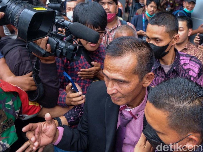 Samuel Hutabarat menangis saat mewakili wisuda anaknya, Brigadir Yosua Nofriansyah Hutabarat di Universitas Terbuka (UT) Tangsel. Begini momennya.