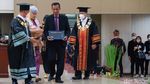Momen Haru Sang Ayah Wakili Wisuda Brigadir Yosua di UT Tangsel