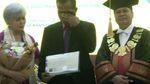 Potret Ayah Ambil Ijazah Kelulusan Brigadir J, Bikin Haru