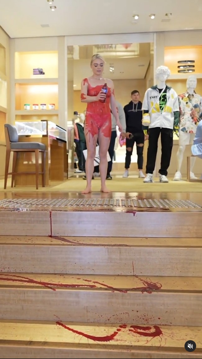 Tash Peterson masuk ke toko Louis Vuitton di Melbourne hanya pakai G-string dan melumuri badannya dengan darah palsu. Setelah itu, Tash menyerukan aksi protesnya yang mengecam brand tersebut karena dianggap membunuh binatang untuk memproduksi barang mereka.Foto: Instagram/Facebook Tash Peterson