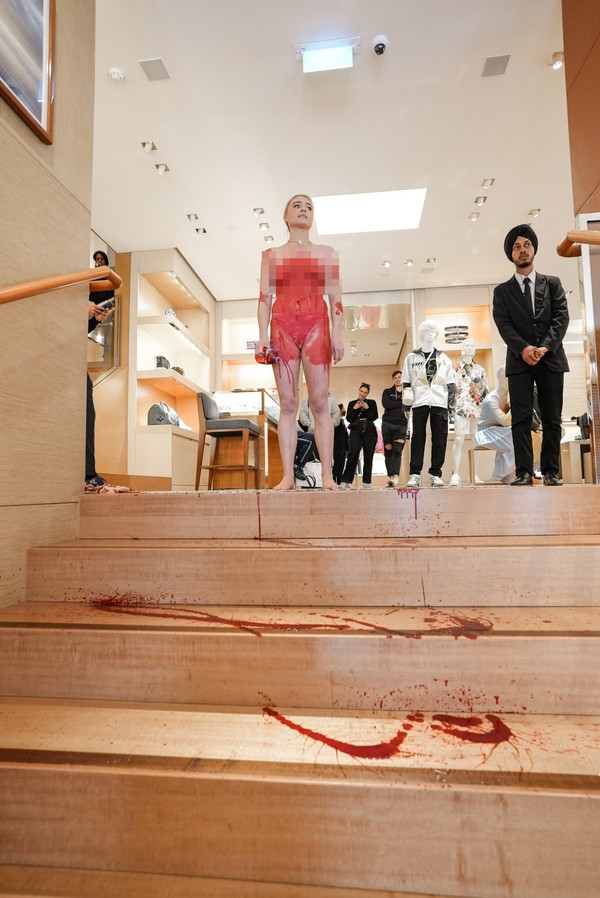 Bikin Heboh, Aksi Wanita Tanpa Busana Tuang 'Darah' di Toko Louis Vuitton