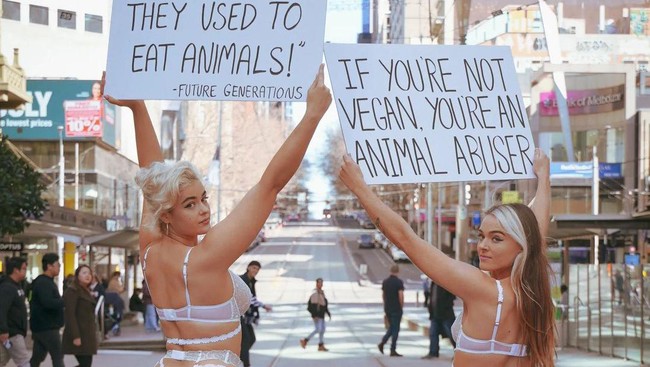 Aksi protes ini bukan yang pertama kali dilakukan Tash Peterson. Tepat setahun lalu, ia juga melakukan hal serupa yang menurutnya cukup efektif. Bicaralah, binatang yang bukan manusia benar-benar mengandalkanmu untuk bicara mengenai hak mereka, ujarnya.Foto: Instagram/Facebook Tash Peterson