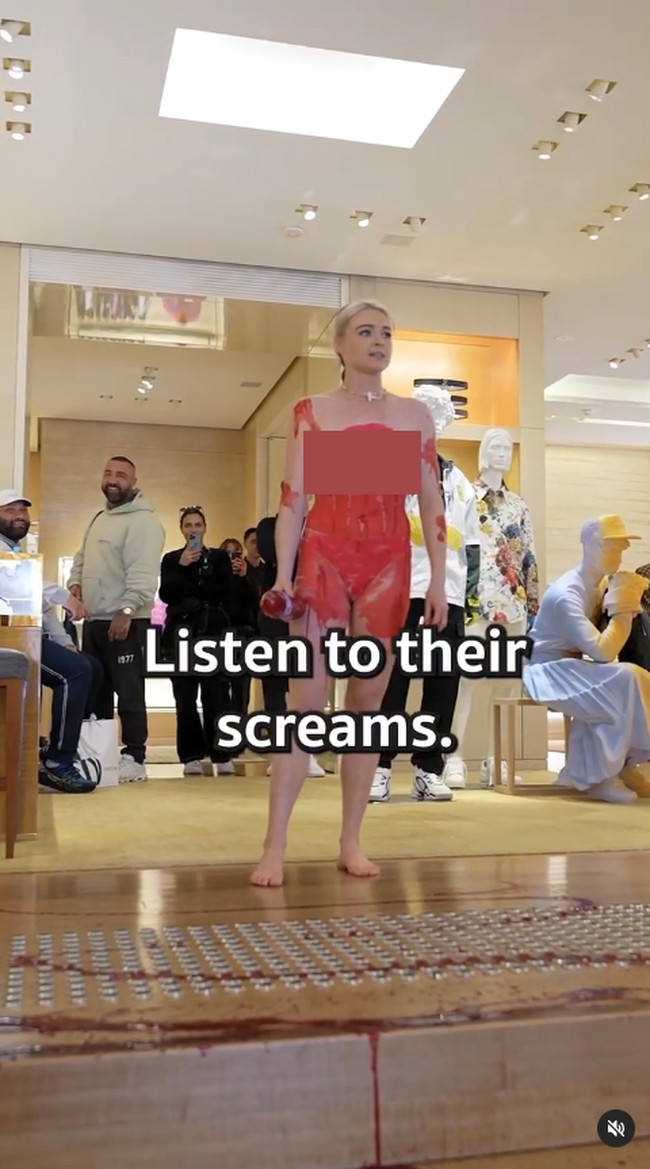 Tash Peterson adalah seorang aktivis vegan yang sering melakukan aksi protes kontroversial. Setelah melumuri gerai KFC dengan darah, baru-baru ini ia menyambangi toko Louis Vuitton tanpa busana.Foto: Instagram/Facebook Tash Peterson