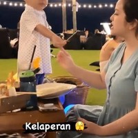 Walaupun tengah hamil anak kedua namun Tasya masih tetap sigap menjaga anak pertamanya, Arrasya. Tasya dan anak pertamanya yang sebentar lagi akan menjadi seorang kakak itu memang terlihat sangat dekat. Foto: Instagram/@ramabakar