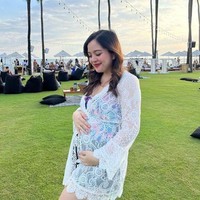 Dalam foto unggahan terbaru Tasya di Instagram ini terlihat jelas baby bump di perutnya yang sudah semakin besar. Sambil tersenyum, Tasya tampak memegang perutnya dengan kedua tangannya. “Rise and shine,” tulis keterangan dalam fotonya itu. Foto: Instagram/@tasyakamila
