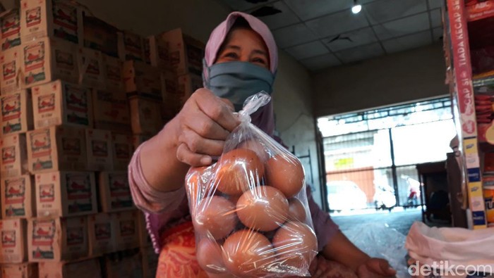 Pedagang telur di Pasar Bantul saat menunjukkan telur dagangannya, Selasa (23/8/2022).