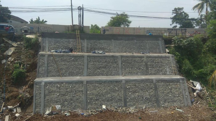 Tembok Penahan Tanah (TPT) Jl Raya Cilebut hampir rampung, Selasa (23/8/2022).