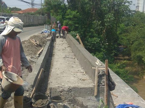 Tembok Penahan Tanah (TPT) Jl Raya Cilebut hampir rampung, Selasa (23/8/2022).