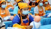 Para wanita ini berlatih cara merawat bayi untuk persiapan menjadi ibu ataupun untuk menjadi seorang baby sitter.