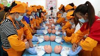 Para wanita belajar keterampilan merawat bayi di pusat pelatihan Kabupaten Rongjiang di Qiandongnan Miao dan Prefektur Otonomi Dong, Guizhou, China, Senin (22/8/2022).