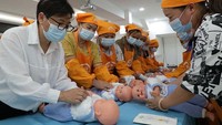 Selain itu juga ada pelatihan memijat bayi yang baru lahir.