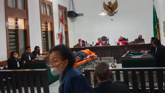 Terdakwa kasus penggelapan jalani sidang di PN Bandung sambil terbaring di Blankar