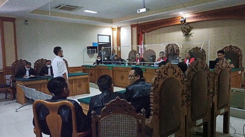 Terdakwa suap DID yang juga mantan staf khusus eks Bupati Tabanan, I Dewa Nyoman Wiratmaja (berdiri), saat mendengar pembaca putusan oleh majelis hakim Pengadilan Tipikor, Selasa (23/8/2022).