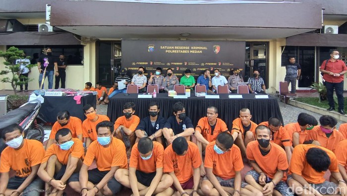 Tersangka kasus pencurian saat dipamerkan di Mapolrestabes Medan (Goklas/detikSumut)