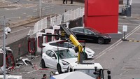 Tampak petugas mengevakuasi mobil Tesla dari lokasi kecelakaan, Senin (22/8).