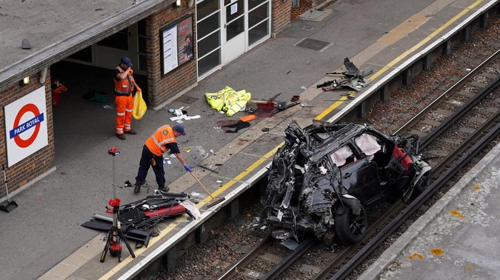 Tesla Vs Range Rover di Stasiun Park Royal London, 1 Tewas A general view of the crash site where a Range Rover veered off the road onto the Piccadilly Line train track after colliding with Tesla, at Park Royal Station in West London, Britain August 22, 2022. REUTERS/Maja Smiejkowska