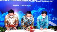 Direktur IT & Digital PT Bank Tabungan Negara (Persero) Tbk. Andi Nirwoto bersama Country Sales Director Google Cloud Indonesia Anang Efendy, dan Director Account Management FSI & Commercial PT.Multipolar Technology, Tbk. Herryyanto melaukkan penandatangan naskah Perjanjian Kerjasama Penerapan Teknologi Komputasi Cloud di Jakarta, Selasa (23/8).
