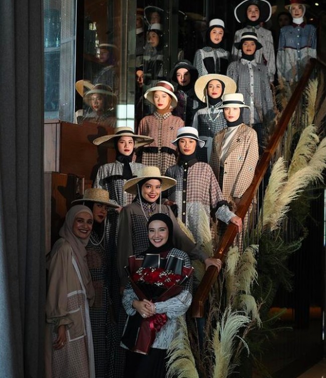 Titi Kamal dan Paula Verhoeven menjadi model untuk fashion show Zaskia Sungkar. Keduanya tampil dengan hijab hitam dan sama-sama menggunakan topi rajut. Foto: dok. Instagram/@titi_kamal, @zaskiasungkar15