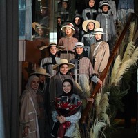 Titi Kamal dan Paula Verhoeven menjadi model untuk fashion show Zaskia Sungkar. Keduanya tampil dengan hijab hitam dan sama-sama menggunakan topi rajut. Foto: dok. Instagram/@titi_kamal, @zaskiasungkar15