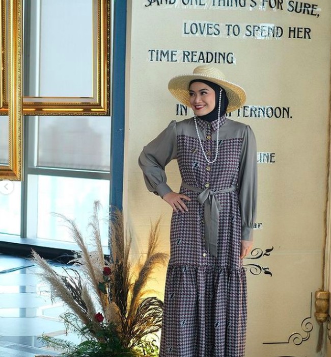 Koleksi busana Zaskia Sungkar kali ini bernama Madame Adeline. Di koleksi ini Zaskia membuat koleksi bernuansa vintage dengan motif houndstooth. Foto: dok. Instagram/@titi_kamal, @zaskiasungkar15