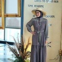 Koleksi busana Zaskia Sungkar kali ini bernama Madame Adeline. Di koleksi ini Zaskia membuat koleksi bernuansa vintage dengan motif houndstooth. Foto: dok. Instagram/@titi_kamal, @zaskiasungkar15