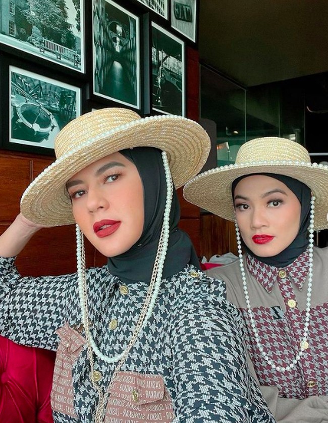 Inilah potret kedua selebriti cantik itu tampil mengenakan hijab. Tampilan mereka pun terlihat lebih modis dengan strawhat yang memiliki aksesori mutiara. Foto: dok. Instagram/@titi_kamal, @zaskiasungkar15