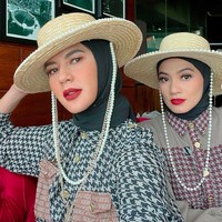 Inilah potret kedua selebriti cantik itu tampil mengenakan hijab. Tampilan mereka pun terlihat lebih modis dengan strawhat yang memiliki aksesori mutiara. Foto: dok. Instagram/@titi_kamal, @zaskiasungkar15