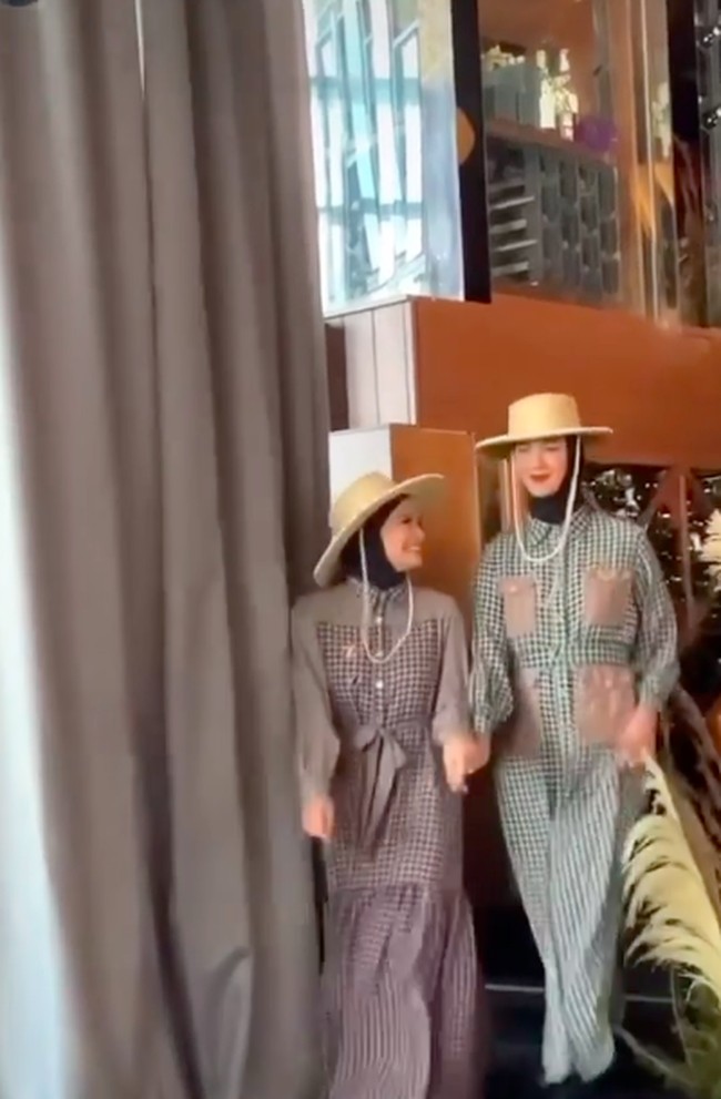 Aksi Titi Kamal dan Paula saat berjalan bersama untuk fashion show brand Zaskia Sungkar. Foto: dok. Instagram/@titi_kamal, @zaskiasungkar15