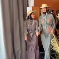 Aksi Titi Kamal dan Paula saat berjalan bersama untuk fashion show brand Zaskia Sungkar. Foto: dok. Instagram/@titi_kamal, @zaskiasungkar15