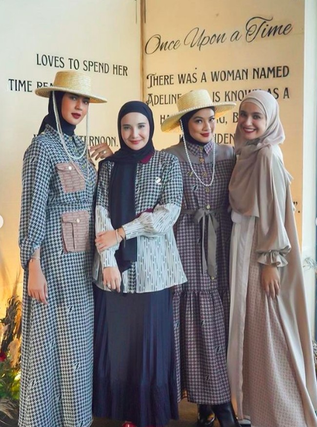 Support our sisters tersayang @zaskiasungkar15@shireensungkar for @zaskiasungkarjakarta , masha Allah keren2 koleksinyaaa, congrats cantik2ku,” tulis Titi Kamal di keterangan foto Instagramnya. Foto: dok. Instagram/@titi_kamal, @zaskiasungkar15