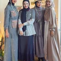 Support our sisters tersayang @zaskiasungkar15@shireensungkar for @zaskiasungkarjakarta , masha Allah keren2 koleksinyaaa, congrats cantik2ku,” tulis Titi Kamal di keterangan foto Instagramnya. Foto: dok. Instagram/@titi_kamal, @zaskiasungkar15