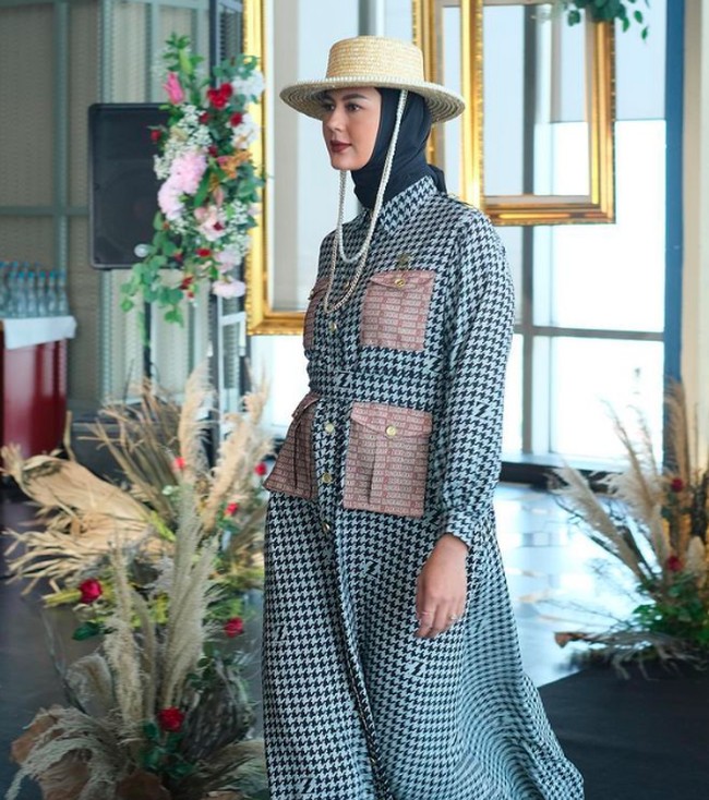 Senada dengan Titi Kamal, Paula juga mengenakan gamis yang potongannya seperti dress panjang dengan motif kotak-kotak elegan. Foto: dok. Instagram/@titi_kamal, @zaskiasungkar15