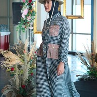 Senada dengan Titi Kamal, Paula juga mengenakan gamis yang potongannya seperti dress panjang dengan motif kotak-kotak elegan. Foto: dok. Instagram/@titi_kamal, @zaskiasungkar15