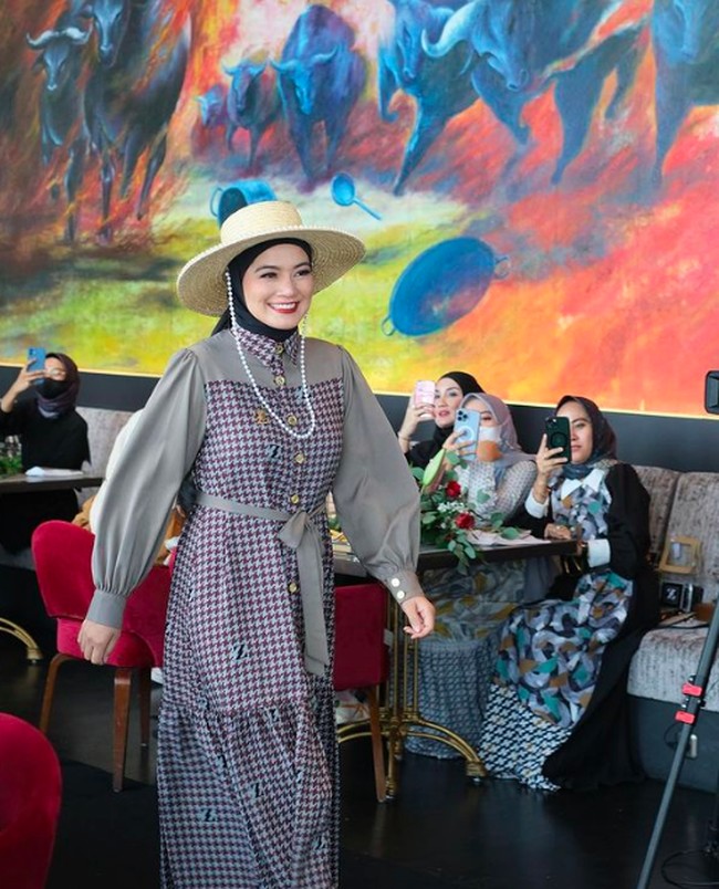Inilah penampilan Titi Kamal yang tampak manglingi dengan hijab. Ia tampil mengenakan gamis bermotif kotak houndstooth. Foto: dok. Instagram/@titi_kamal, @zaskiasungkar15