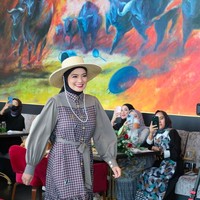 Inilah penampilan Titi Kamal yang tampak manglingi dengan hijab. Ia tampil mengenakan gamis bermotif kotak houndstooth. Foto: dok. Instagram/@titi_kamal, @zaskiasungkar15