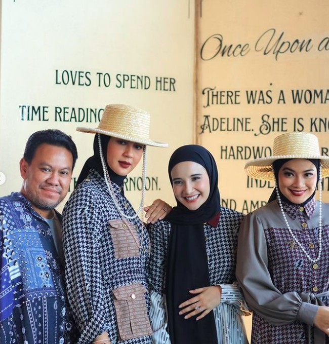 Titi Kamal dan Paula Verhoeven merupakan dua selebriti yang kesehariannya tidak mengenakan hijab. Keduanya tampil beda dan manglingi ketika sama-sama pakai hijab untuk fashion show koleksi brand hijab terbaru Zaskia Sungkar. Foto: dok. Instagram/@titi_kamal, @zaskiasungkar15