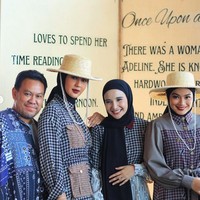 Titi Kamal dan Paula Verhoeven merupakan dua selebriti yang kesehariannya tidak mengenakan hijab. Keduanya tampil beda dan manglingi ketika sama-sama pakai hijab untuk fashion show koleksi brand hijab terbaru Zaskia Sungkar. Foto: dok. Instagram/@titi_kamal, @zaskiasungkar15