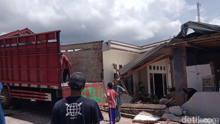 Truk hilang kendali tabrak rumah warga di Palopo.