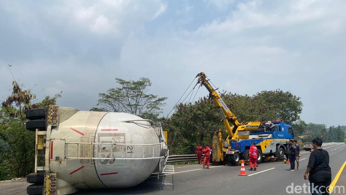 Truk terguling di Cipularang
