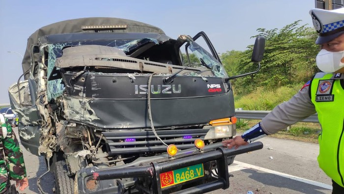 Truk TNI yang terlibat kecelakaan di Warugunung